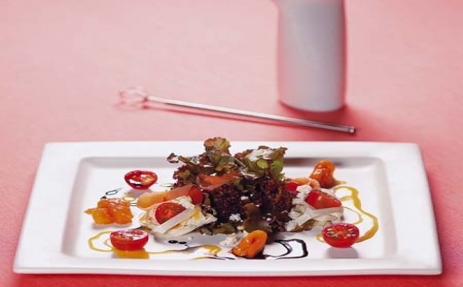 Ensalada de chonta, sachatomate glaseado y vinagreta de maracuyá